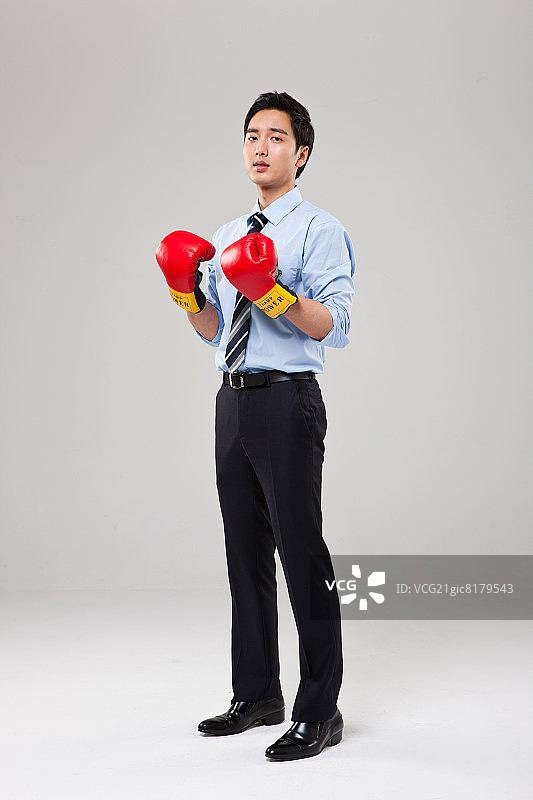 商务人士戴拳击手套图片素材