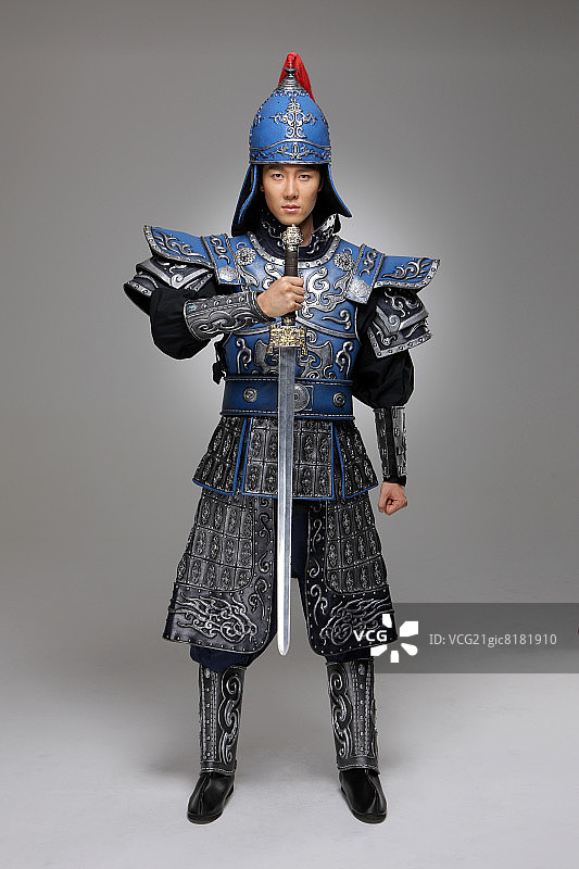身穿韩国传统盔甲的男人持剑图片素材
