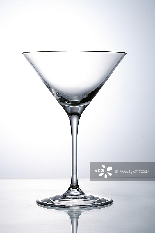 白色背景下的马提尼酒杯，特写图片素材
