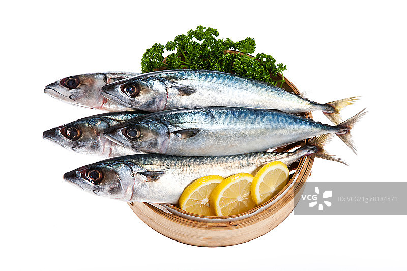 篮子盛装的鲭鱼图片素材