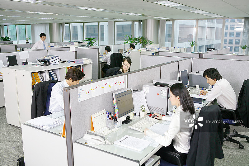 在办公室隔间工作的商务人士图片素材