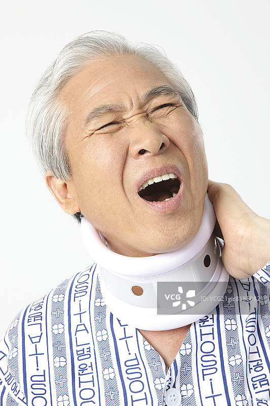 戴着颈托并畏缩的老年男人图片素材