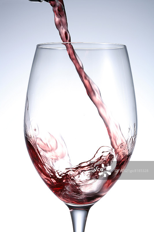 将红酒倒入酒杯，特写镜头图片素材