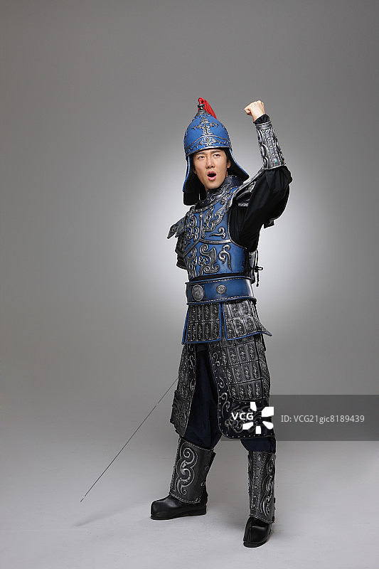 穿着韩国传统盔甲欢呼的男人图片素材