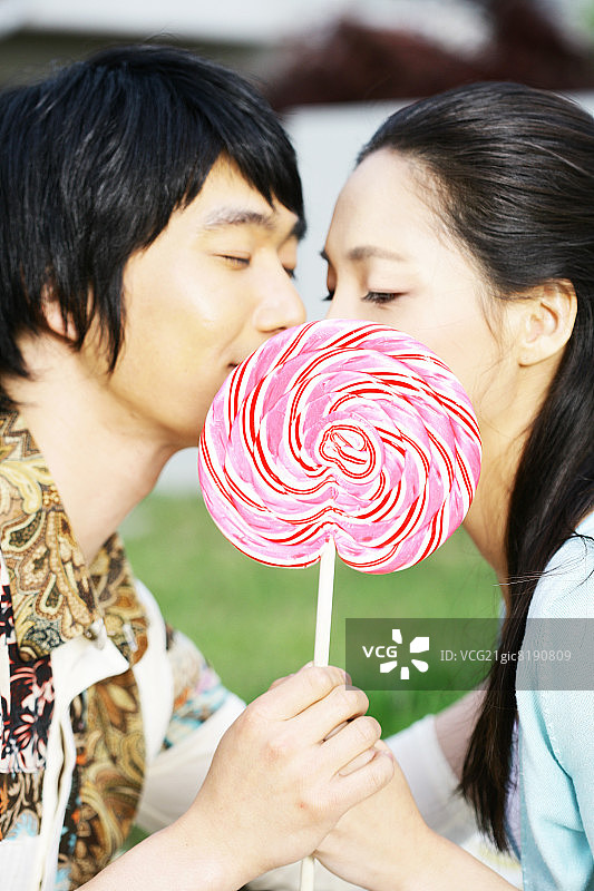 快乐情侣分享超大棒棒糖图片素材