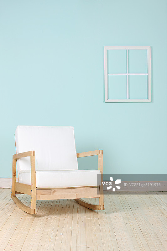 带窗框的摇椅图片素材