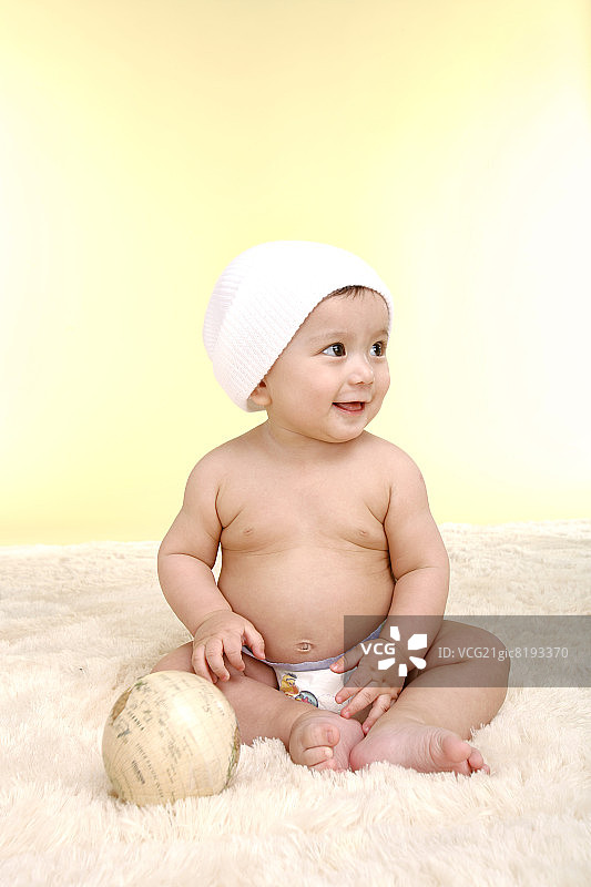 玩地球仪的男婴图片素材