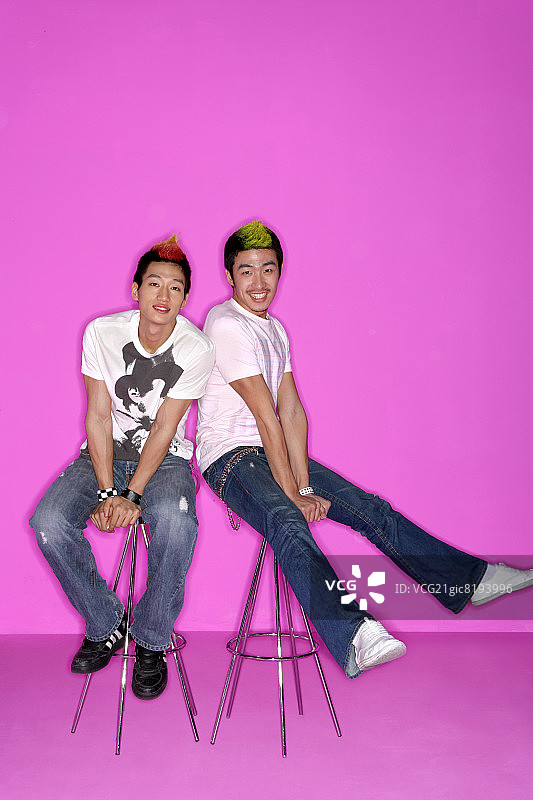 染莫霍克发型的年轻男士图片素材