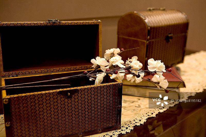 打开的珠宝盒里的白色花朵图片素材