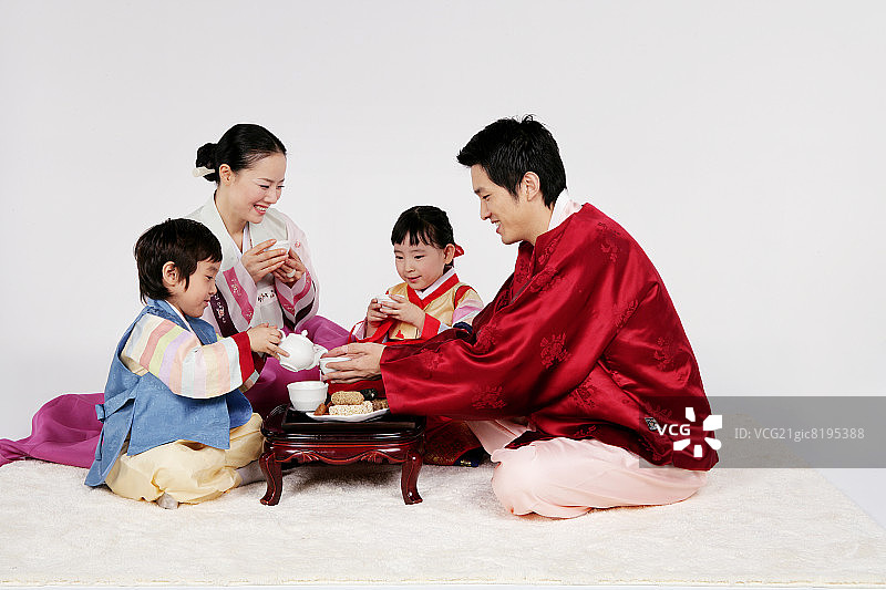 穿韩服喝茶微笑的父母和孩子图片素材