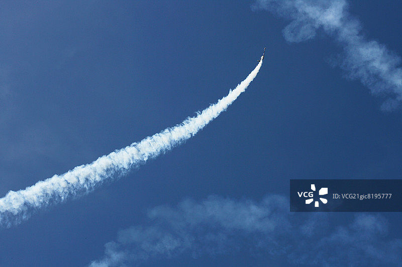 飞行中的飞机留下尾迹图片素材