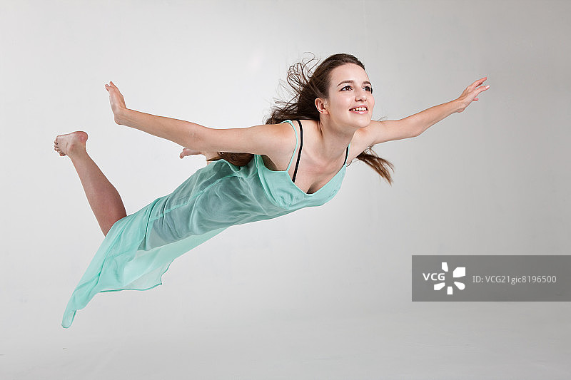 伸着胳膊图片素材