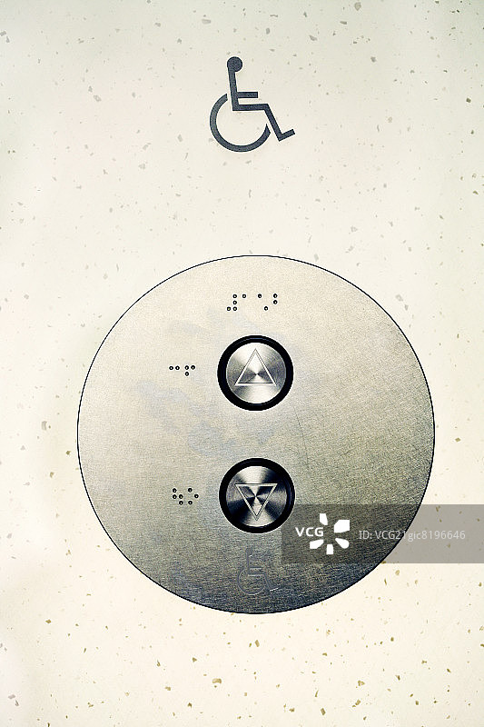 带有盲文和残疾人标志的电梯按钮图片素材