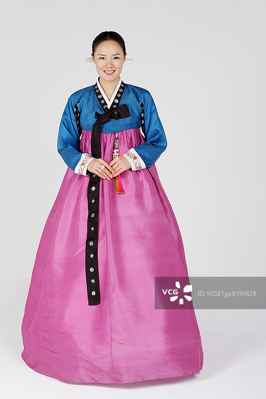 微笑的韩服女子肖像图片素材