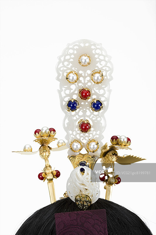 传统韩国假发上的彩色装饰特写图片素材