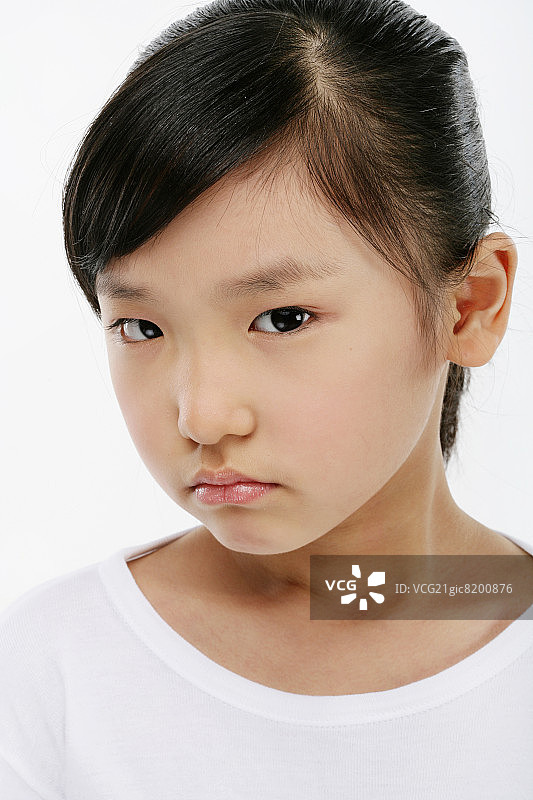 凝视的女孩（12-13岁）特写肖像图片素材