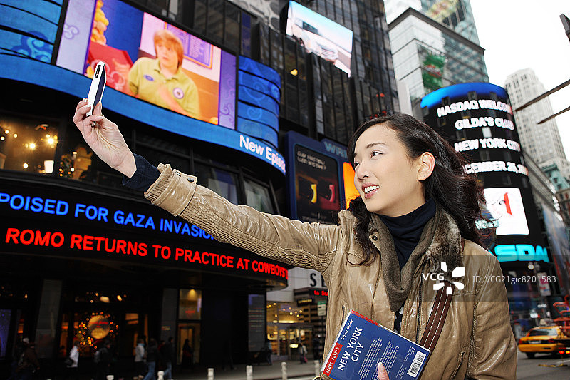 女人在时代广场自拍图片素材