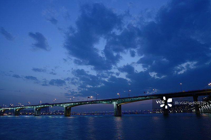 夜晚汉江上的元晓大桥景色图片素材