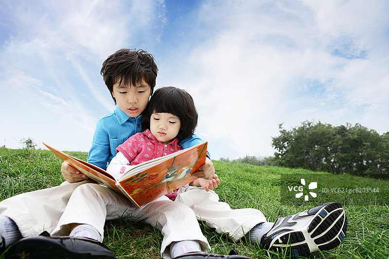 正在看绘本的孩子们（4-11岁，正面视角）图片素材