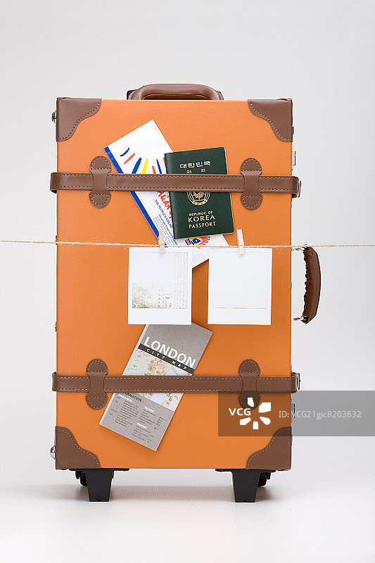 行李箱，内含地图、护照和宝丽来照片图片素材