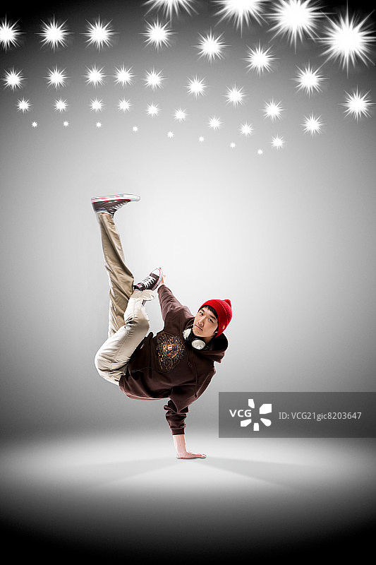 跳霹雳舞的年轻男子图片素材