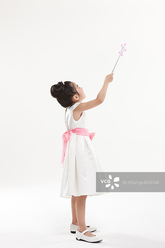 穿着粉色丝带连衣裙的女儿图片素材