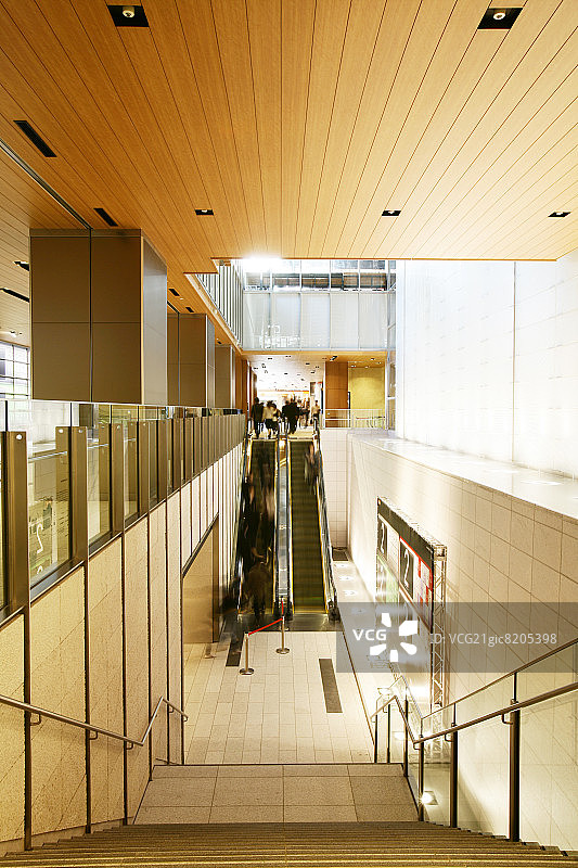 乘坐自动扶梯人群的长曝光照片图片素材