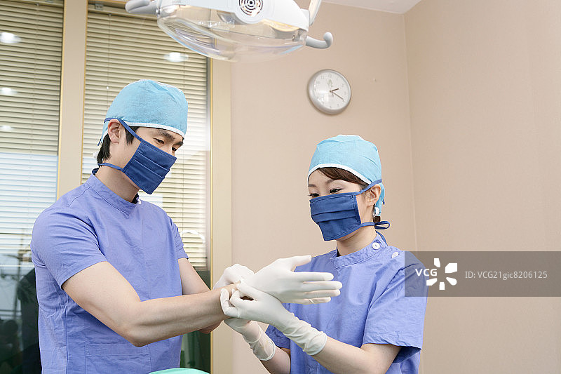 戴外科手套和口罩的牙医图片素材