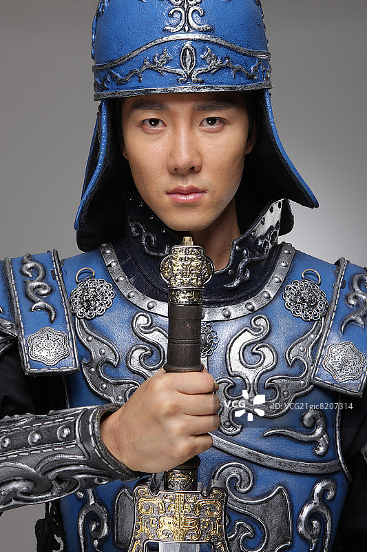 身穿韩国传统盔甲的男人持剑图片素材