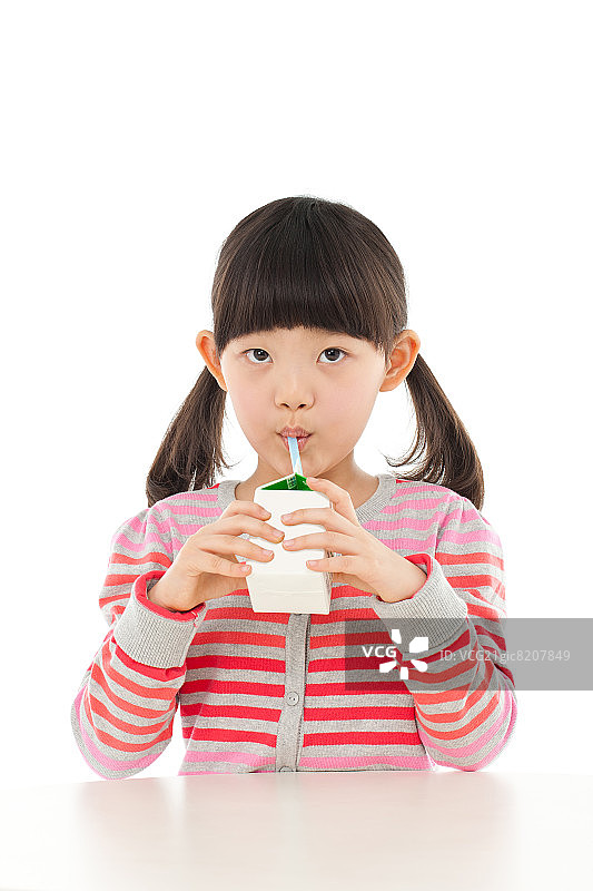 女孩喝牛奶图片素材