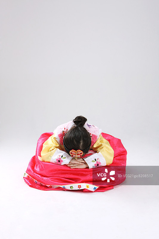 穿韩服鞠躬的女孩图片素材