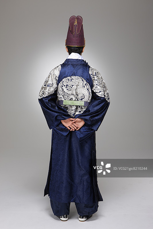 穿着韩国传统服装，双手背在身后的男人图片素材