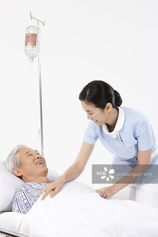 护士在医院病床边照顾老人图片素材