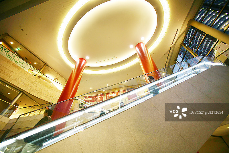 现代建筑内的自动扶梯图片素材