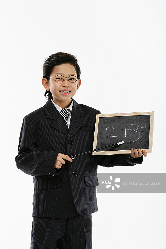 装扮成老师，拿着石板和木棍的男孩（12-13岁）图片素材