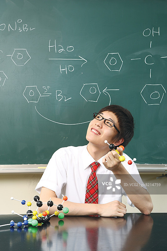 玩化学模型的男学生图片素材