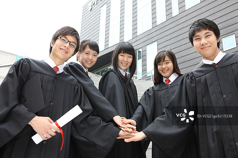 手牵手围成一圈的毕业儿童图片素材