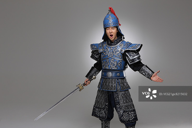 身穿韩国传统盔甲持剑大喊的男人图片素材