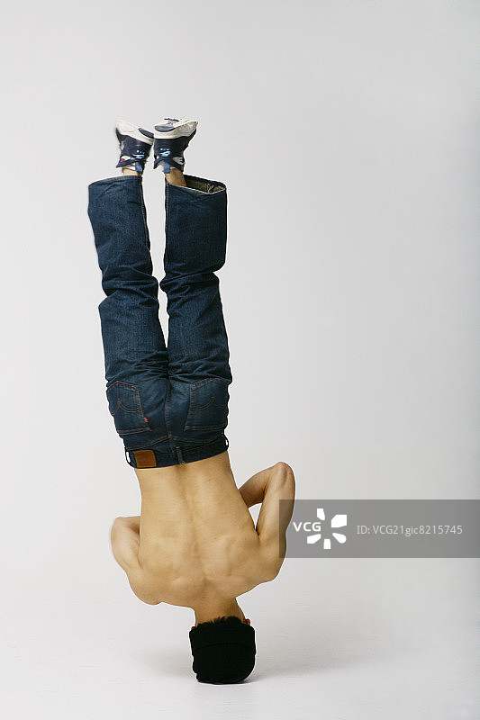 跳霹雳舞的年轻男子图片素材