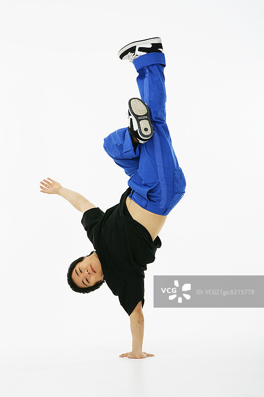 跳霹雳舞的年轻男子图片素材