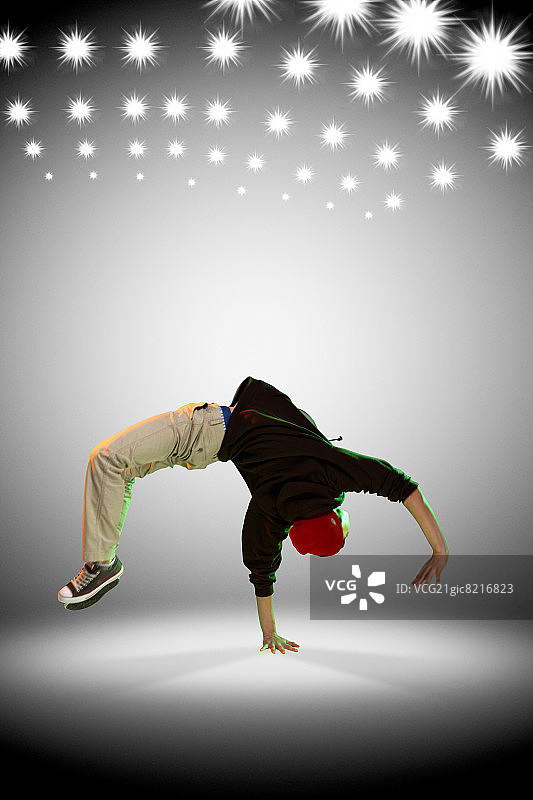 跳霹雳舞的年轻男子图片素材