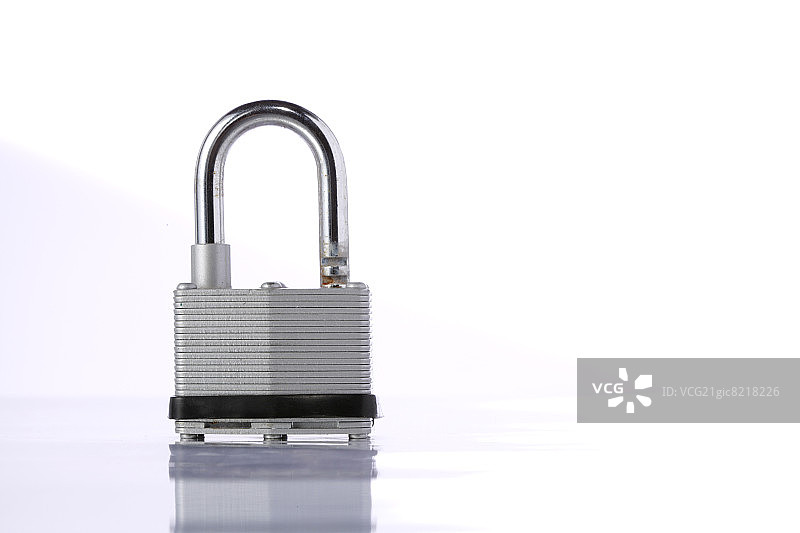 白色背景上的特写挂锁图片素材