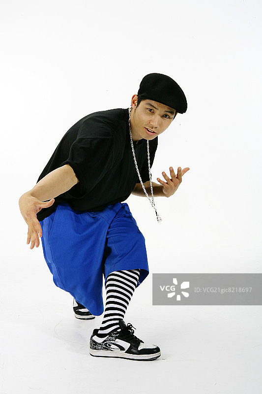 跳霹雳舞的年轻男子图片素材