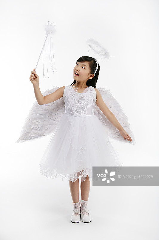 穿着仙女服装、手持魔法棒微笑的女孩（12-13岁）特写镜头图片素材