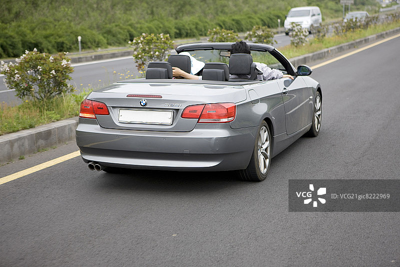 情侣驾驶敞篷车图片素材