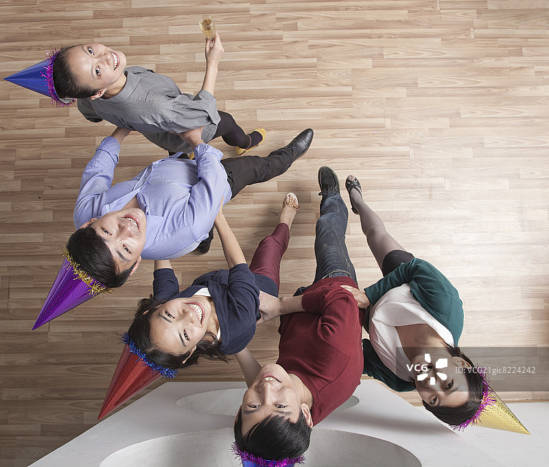 在办公室跳舞的商务人士图片素材