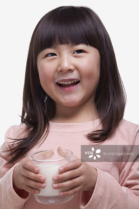 喝牛奶，留着牛奶胡子的女孩肖像图片素材