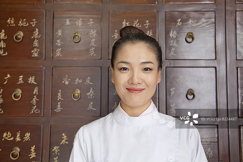 中药柜前的医生图片素材