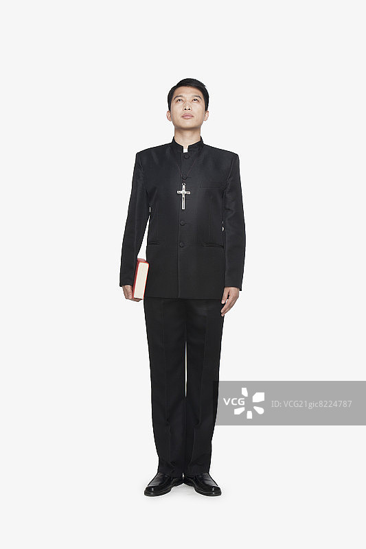 仰望天空的年轻牧师图片素材