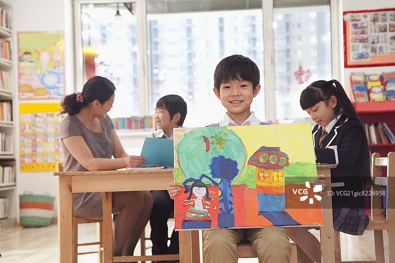 手持画作的学生 портрет图片素材